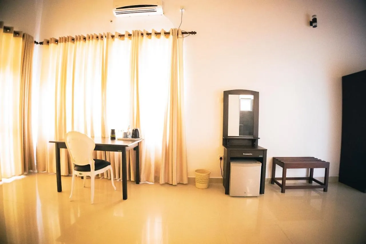 Lankahuts Villa Negombo